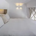 أثينا لوكشري سويتس فندق ثيرا