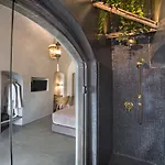 أثينا لوكشري سويتس فندق