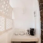 أثينا لوكشري سويتس ثيرا