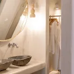 أثينا لوكشري سويتس ثيرا